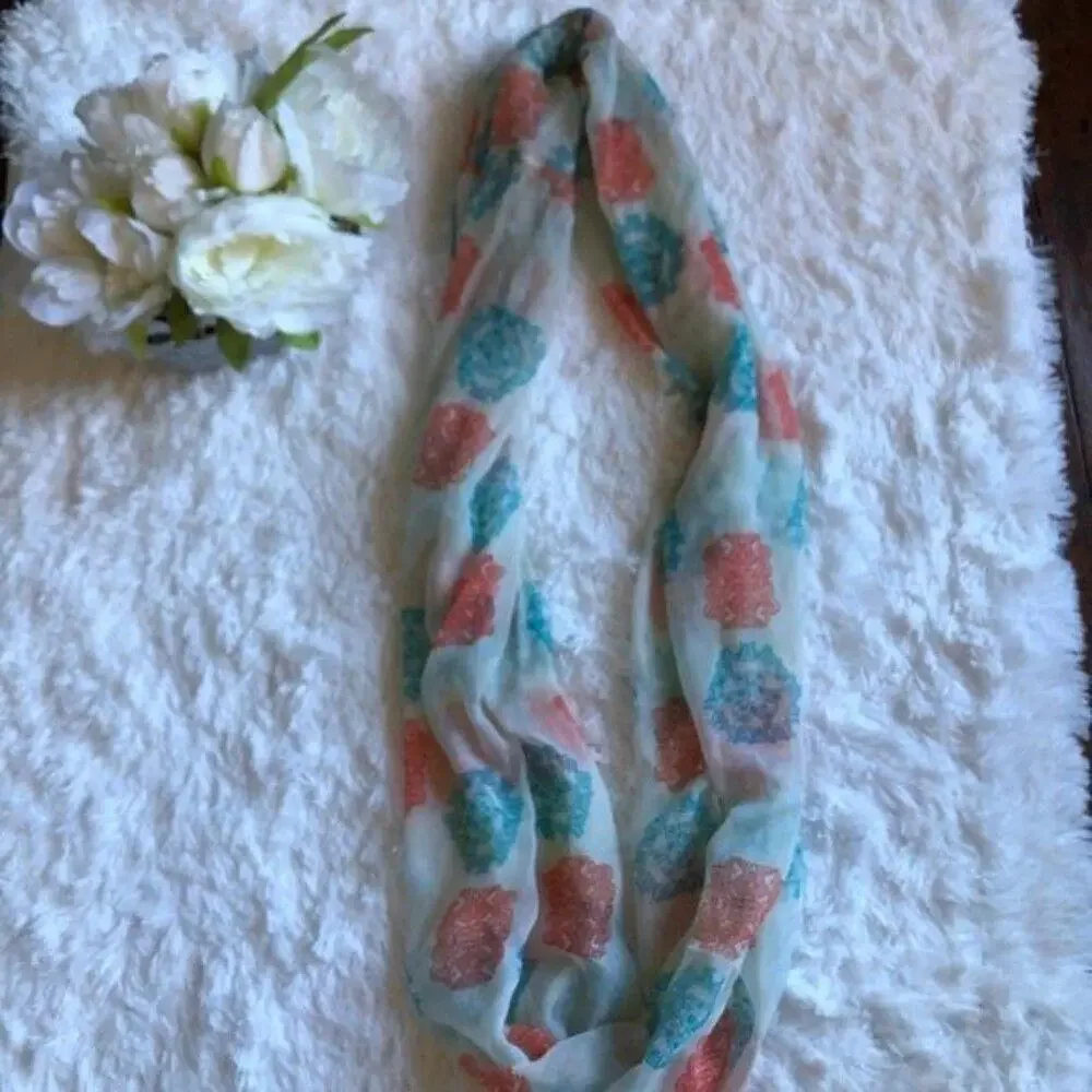 Chic Lightweight Infinity Scarf with Colorful Hexagon Print